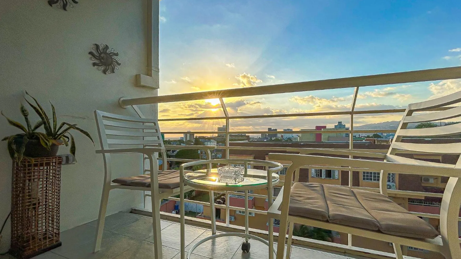 City View New Kingston Apartment W Poolの連絡先